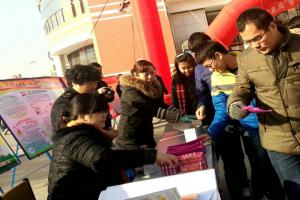 我校举办2014年世界艾滋病日宣传活动